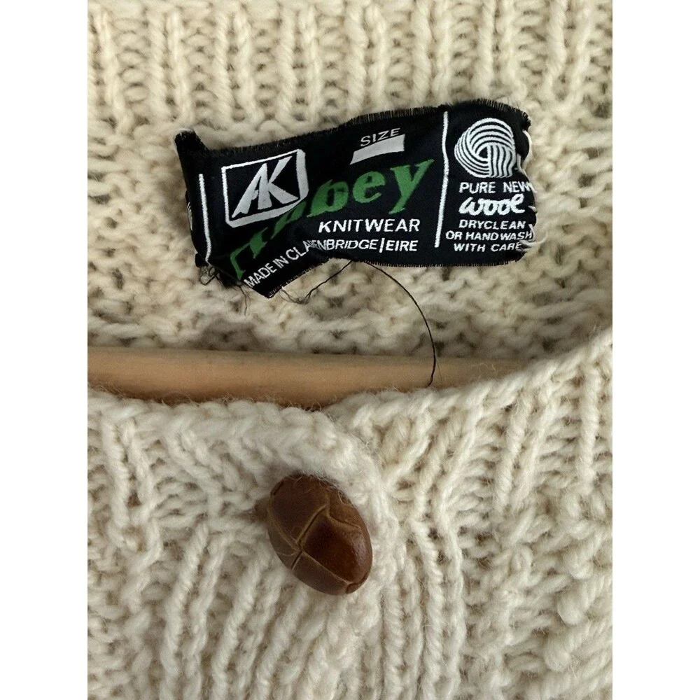 Abbey beige button